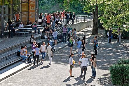 Foto: Studierende der Pädagogischen Hochschule Schwäbisch Gmünd auf dem Campus.