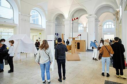 Foto: Besucher in einer Ausstellung der Universität der Künste Berlin