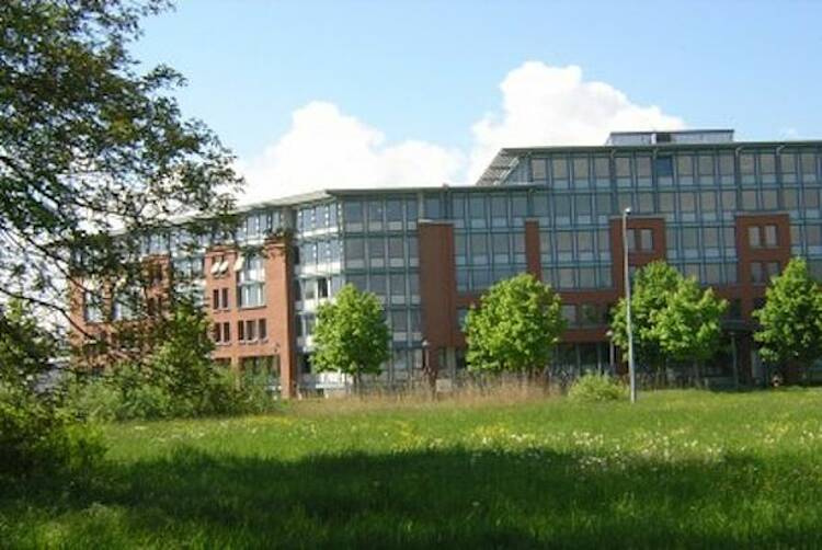 Foto: Außenansicht des Gebäudes der Allensbach Hochschule Konstanz