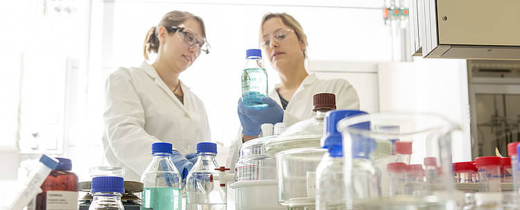Studentinnen im Labor (Foto: Karlsruher Institut für Technologie/Andrea Fabry)