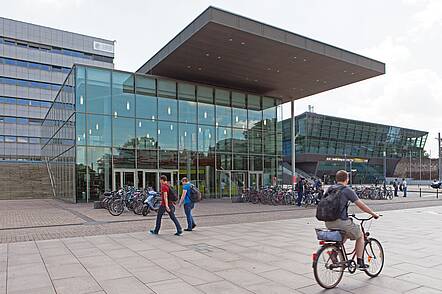 Informations- und Servicegebäude karo 5 der TU Darmstadt am Karolinenplatz (Foto: Jan-Christoph Hartung/Technische Universität Darmstadt) Foto: Blick aus der Distanz auf das Karo 5 am Karolinenplatz in Darmstadt