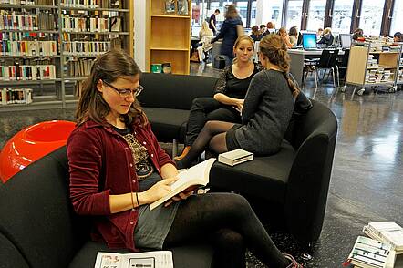Foto: Studierende in der Bibliothek der Pädagogischen Hochschule Ludwigsburg 