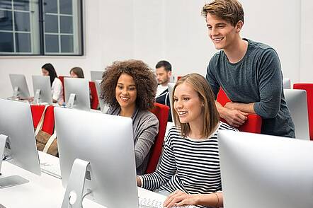 Foto: Studierende im MAC-Raum der Dualen Hochschule Baden-Württemberg 