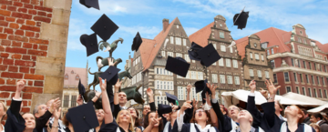 [Translate to English:] Absolventinnen und Absolventen der Fernhochschule Bremen. (Foto: Fernhochschule Bremen)