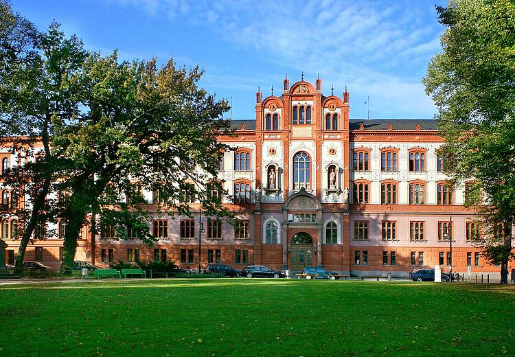 Foto: Blick auf das Hauptgebäude der Universität Rostock