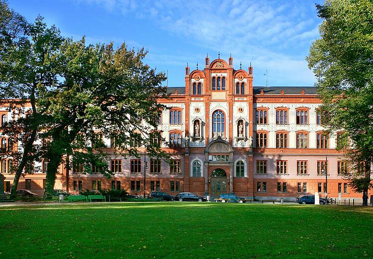 Hauptgebäude (Foto: Universität Rostock) Foto: Blick auf das Hauptgebäude der Universität Rostock
