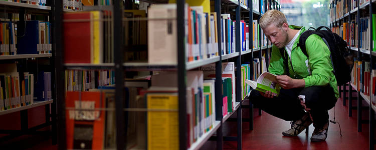 Student in der Bibliothek (Foto: Pädagogische Hochschule Karlsruhe)