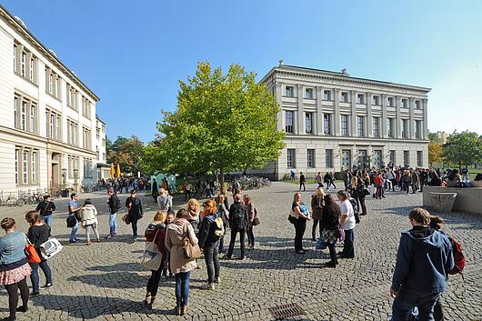 Foto: Studierende auf dem Universitätsplatz 