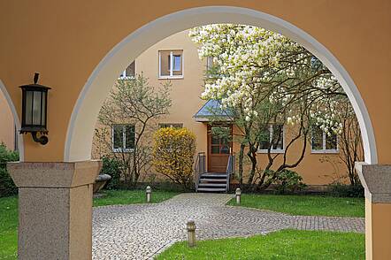 Foto: Ansicht vom Innenhof der Hochschule für evangelische Kirchenmusik Bayreuth