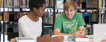 Studierende in der Bibliothek der Hochschule München (Foto: Hochschule München)