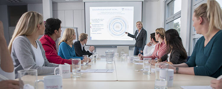 Eine Dozentin hält eine Präsentation (Foto: APOLLON Hochschule der Gesundheitswirtschaft)