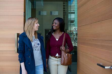 Studentinnen Universität Köln (Foto: Fabian Stürtz) Foto: Studierende der Universität Köln im Gespräch