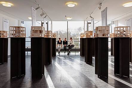 Foto: Ausstellung zu Innenarchitektur im Fachbereich Design