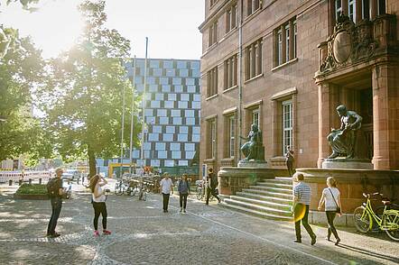 Foto: Blick auf das Eingangsportal des Hauptgebäudes der Universität Freiburg