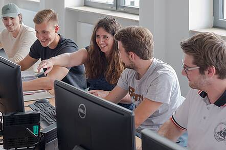 Foto: Studenten und Lehrende während eines Seminars 