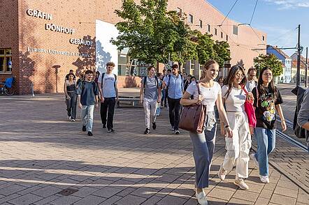 Foto: Erstsemesterstudierende gehen in Gruppen über den Campus der Europa-Universität Viadrina