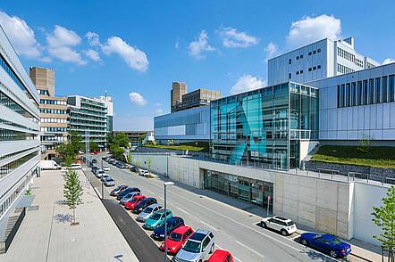 Foto: Außenansicht der Bergischen Universität Wuppertal mit großer Glasfront.