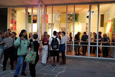 Foto: Studierende bei der Eröffnung der Jahresausstellung an der Akademie der Bildenden Künste Nürnberg