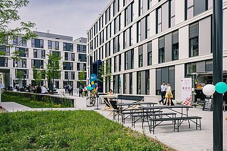 Foto: Studierende in der Mittagspause auf dem Campus der bbw Hochschule