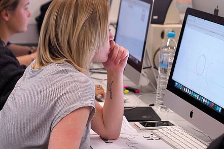 Foto: Studierende bearbeitet Design am Computer