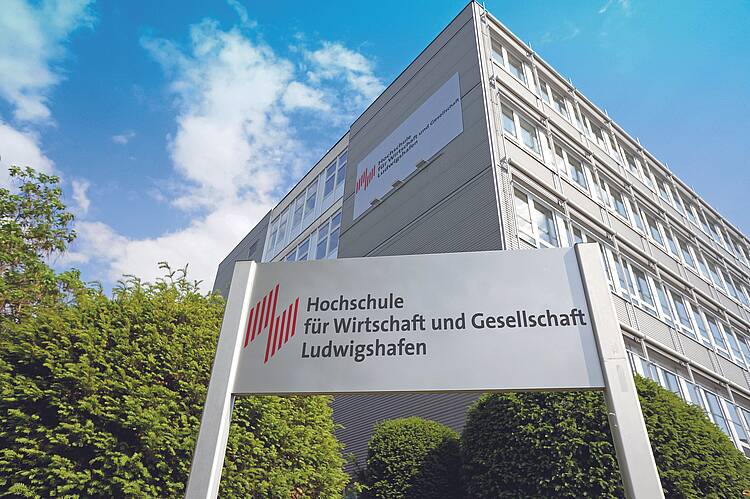Foto: Blick auf das Hauptgebäude der Hochschule für Wirtschaft und Gesellschaft Ludwigshafen.