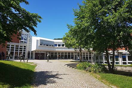 Foto: Blick auf das Hauptgebäude der Hochschule für Musik Freiburg