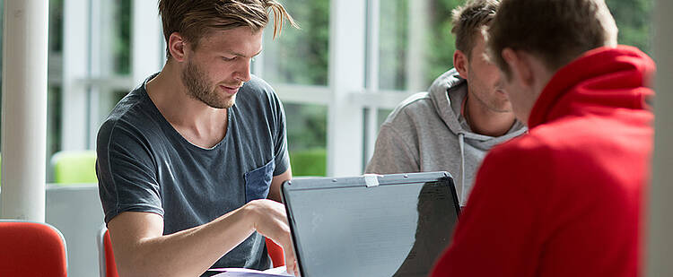 Studierende in einer Lerngruppe (Foto: Fachhochschule Münster/Fabian Puller)