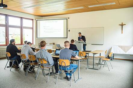 Foto: Studierende in einer Vorlesung im Hörsaal