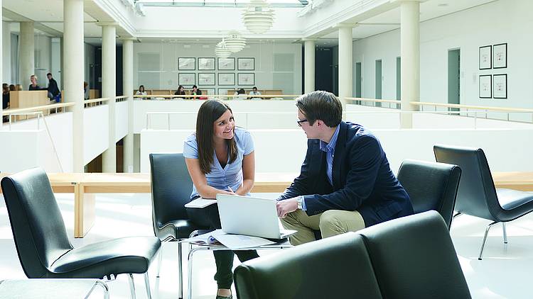 Student in der journalistischen Praxis (Foto: Robert-Schumann-Hochschule Düsseldorf)