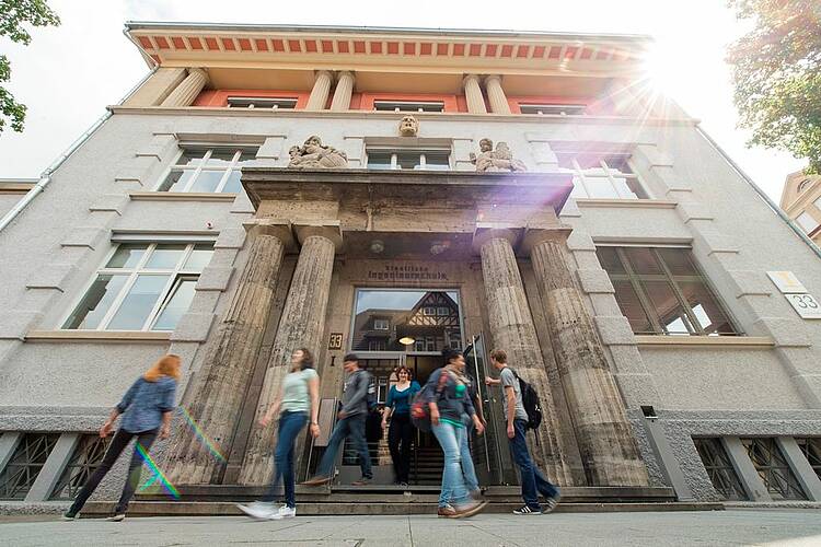 Foto: Studierende stehen vor dem Eingang zum Hauptgebäude der Hochschule Esslingen.