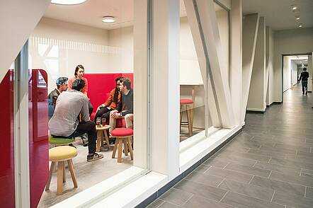 Foto: Studierende der ESMT European School of Management and Technology sitzen in einem Aufenthaltsraum und unterhalten sich.