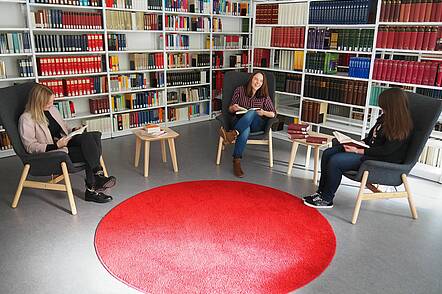 Foto: Studierende lesen in der Bibliothek der Vinzenz Pallotti University       