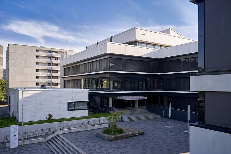 Bild: Blick über den Campus auf das Hochschulgebäude mit Haupteingang der Evangelischen Hochschule Freiburg