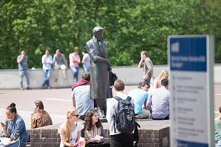 Foto: Blick auf die Heinrich Heine Statue, die auf dem Platz vor der Universität Düsseldorf steht