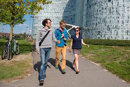 Foto: Studierende vor dem Informations-, Kommunikations- und Medienzentrum der BTU Cottbus-Senftenberg 