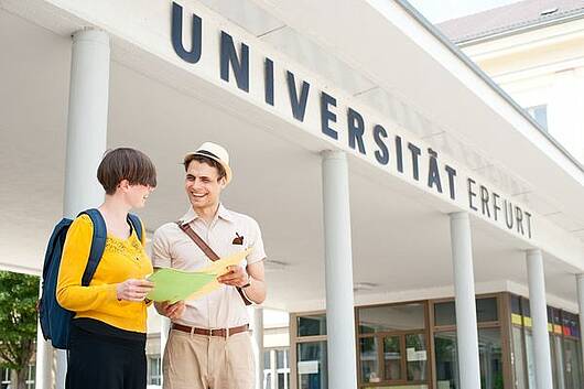 Foto: Studierende stehen vor der Universität Erfurt und unterhalten sich