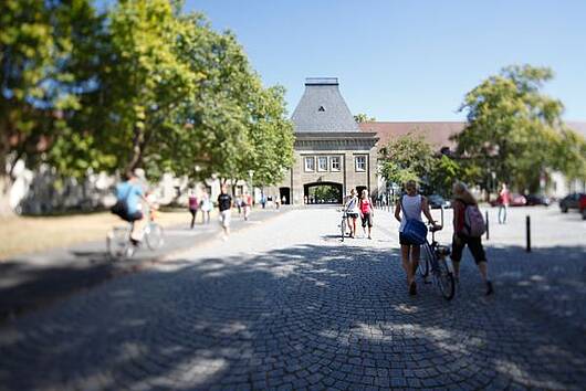 Foto: Gebäude und Platz der Johannes Gutenberg-Universität Mainz