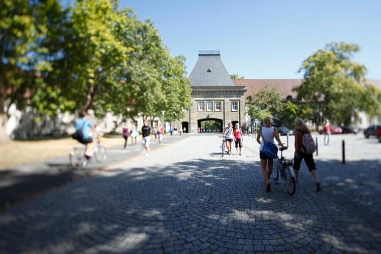 Foto: Gebäude und Platz der Johannes Gutenberg-Universität Mainz