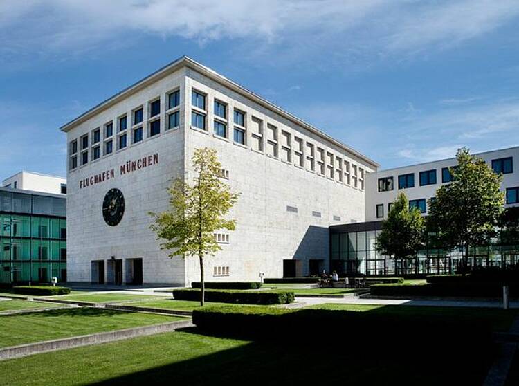 Foto: Blick auf das Hauptgebäude der HDBW München 