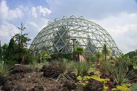 Foto: Blick auf die große Glaskuppel des Botanischen Gartens in Düsseldorf
