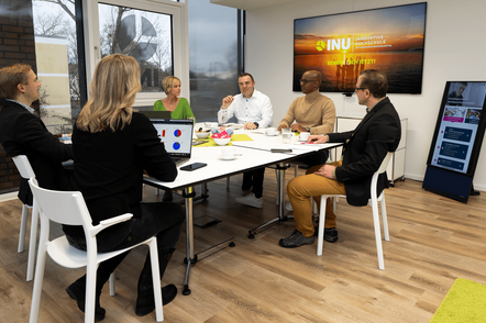 Foto: In einem Besprechungsraum an der INU - Innovative Universtiy of Applied Sciences.