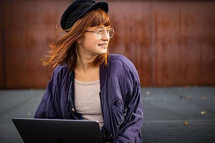 Foto: Studentin der Jade Hochschule arbeitet mit Laptop