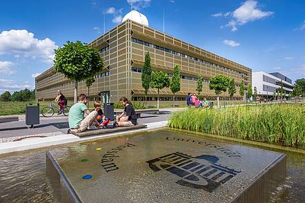 Foto: Studierende auf dem Campus Golm der Universität Potsdam 