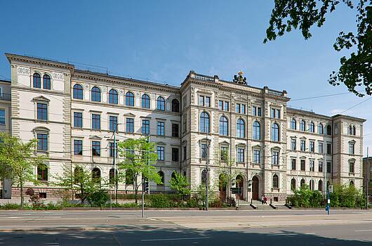 Foto: Blick auf das Portal des Hauptgebäudes der Technischen Universität Chemnitz