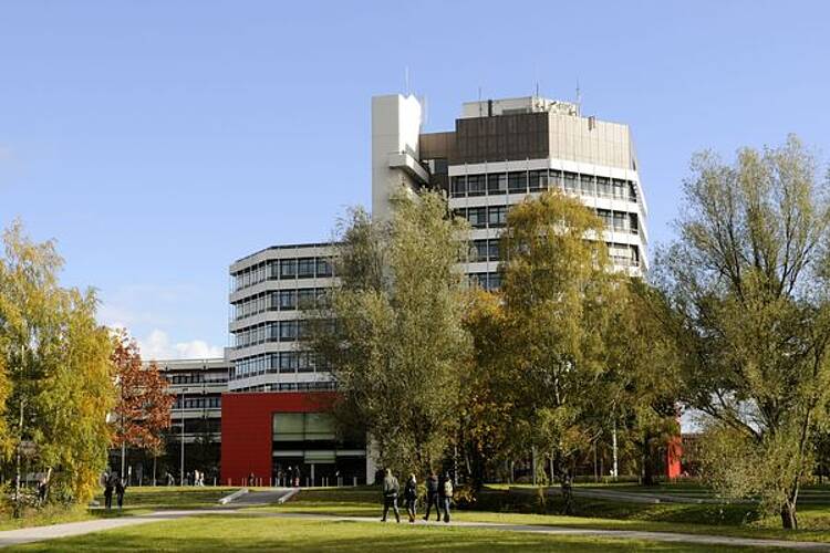 Foto: Blick auf das Hauptgebäude der Universität Bremen mit Campus.