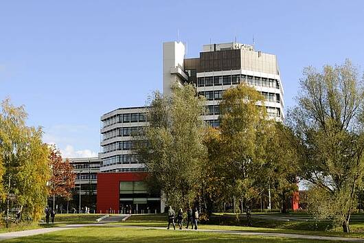 Foto: Blick auf das Hauptgebäude der Universität Bremen mit Campus.