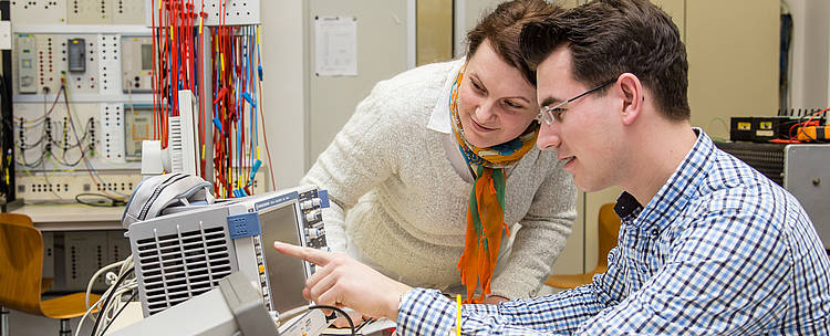 Studierende prüfen Messergebnisse (Foto: Westsächsische Hochschule Zwickau/Helge Gerischer)