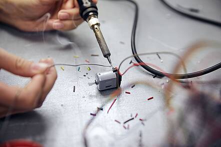 Lötarbeiten an der Hochschule für Gestaltung Schwäbisch Gmünd (Foto: Oliver Jung/HfG)  Foto: Lötarbeiten an der Hochschule für Gestaltung Schwäbisch Gmünd