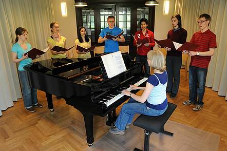 Foto: Studierende beim Musizieren im Kammermusiksaal der Hochschule für Kirchenmusik in Dresden
