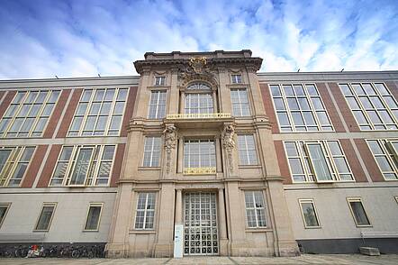 Eingangsportal der ESMT European School of Management and Technology (Foto: ESMT) Foto: Ansicht des Eingangsportals der ESMT.